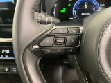 運転中、オーディオの操作をしてて、ハッとしたことはありませんか?ステアリングスイッチは、運転中でもハンドルでオーディオの操作が可能です。安全なドライブをサポートします。