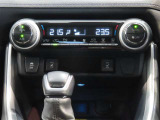 左右独立温度コントロールフルオートエアコンです。運転席、助手席それぞれで独立して温度設定ができます。冷え性の方が乗っても安心ですね♪