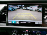 バックカメラの画像です。ガイドラインがスムースな車庫入れをサポートいたします。車庫入れの安心感がアップしますね。