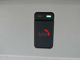 急病時や危険を感じた時、SOSコールスイッチを押すと専門のオペレータに繋がって、警察や消防への連携をサポートしてくれます。また、万が一の事故発生時には、エアバッグ展開と連動して自動通報します。