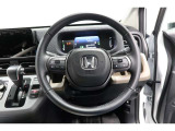 運転中もハンドルでの操作が可能です。特に高速道路等の目が離せない運転時には、便利さだけでなく、安全性も兼ね備えております。