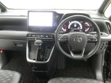 運転席からの視界はこんな感じです☆お気軽にご来店いただき、実際に座って是非お確かめください。ドライバーに寄り添う快適な操作フィールをもたらすステアリングです。