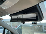 車体の後部にカメラがついていて、その映像がルームミラー内のモニターに表示します。人や荷物などで視界が遮られた時なども確認がしやすいです。