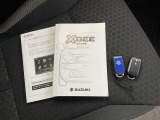 メンテナンスノートおよび備え付けのカギの画像になります。これまでの点検・整備履歴が確認できるメンテナンスノートが揃っており、車両の管理状況が分かりやすくなっています。