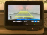 バックでの車庫入れも安心です! リアカメラが付いているバックモニター付のディスプレイオーディオを装備しております。操作線もついており距離感も画面から確認できます。