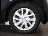 ◆純正ホイール装着車◆シンプルなデザインのホイールキャップ付きです。