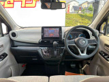 運転廻りの画像です!操作スイッチ類もキレイな状態です。専門スタッフが内外装を清掃・きめ細かい箇所までクリーニングしています。