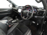 シンプルで使いやすいデザインの運転席です。