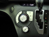 オートエアコンを装備しておりますので、四季を通じて車内を快適な温度に保つことが出来ます!高級感が有りますね!