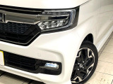 【LEDヘッドライト】悪天候や夜間走行時も良好な視界を確保し安心して運転できる高輝度LEDヘッドライトを装備!点灯速度が早く、消費電力も抑えられています。