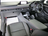 運転中でも目線移動は少なく、様々な操作ができるようレイアウトされています。操作は手元で、エアコンはシンプルに、表示は見やすく配置されていますので、ドライバーは運転だけに集中することができます♪
