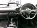 CX-30の運転席まわりです。
