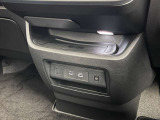 コード不要のワイヤレス充電付きです。