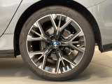 BMWの純正アロイホイールは軽量かつ強度にも優れているホイールで走行性能を引き上げる設計になっております。足元にもBMWは妥協がなくこだわっている個所になります。