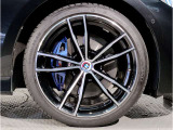 BMWの純正アロイホイールは軽量かつ強度にも優れているホイールで走行性能を引き上げる設計になっております。足元にもBMWは妥協がなくこだわっている個所になります。