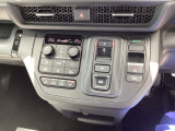 ワンアクションでスムーズな運転を支援する、エレクトリックギアセレクターに、パーキングブレーキは、電子制御パーキングブレーキです。