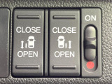 【両側パワースライドドア】スマートキーや運転席のスイッチで後席両側スライドドアの開閉が可能♪電動だから力を入れてドアを開ける必要が無く、小さなお子様でも簡単に開け閉めでき快適です♪