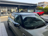 MINIの電動格納サイドミラーは、スイッチ操作でスムーズに開閉でき、狭い駐車場でも安心して扱えます。車体との一体感あるデザインで、利便性とスタイリングを両立した装備です。