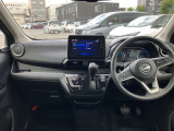 すっきりした運転席周りにはナビやエアコンの操作パネルを設置しておりますので、お一人での運転でもご安心できます。