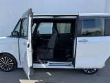 助手席側ドアと左側スライドドアの間に柱のない車体構造となっており、広々使えて便利です!