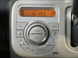 【オートエアコン】一度お好みの温度に設定すれば、車内の温度を検知し風量や温度を自動で調整。暑い&hellip;寒い&hellip;と何度もスイッチ操作をする必要はありません。快適な車内空間には必須の機能ですね♪