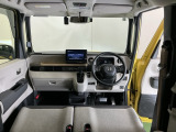 フロントガラスが大きく、ワイドな視界で運転もしやすくなるように設定されています。視認性のよいインパネ周りです。操作スイッチやカップホルダーも使いやすい位置に配置されています。