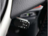 トラクションコントロールとは、すべりやすい路面での発進時や加速時にタイヤの空転を抑え、駆動力確保に貢献する機能です。詳細は販売店スタッフまでおたずねください。