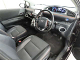 シンプルで使いやすいデザインの運転席です。