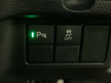 VSA装備車です。VSAはドライバーの操作と車の動きを見守っています。もし車の挙動が乱れたとき、4輪別々にブレーキをかけたり、エンジンパワーをしぼることによって車を安定させます。