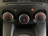 空調スイッチ類は最近流行のタッチパネル式ではなく、運転中でも直感的に操作できるダイヤル式を採用しております。