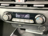 【オートエアコン】一度お好みの温度に設定すれば、車内の温度を検知し風量や温度を自動で調整。暑い&hellip;寒い&hellip;と何度もスイッチ操作をする必要はありません。快適な車内空間には必須の機能ですね♪