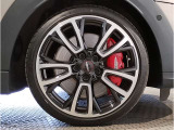 MINIのアロイ・ホイールは、MINIらしさの象徴である、ゴーカート・フィーリングを向上させるために技術の粋を集めて開発されています。