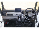 操作性に優れた運転席となります!小物入れや各ボタンの配置にこだわり、使いやすいです!座り心地もよく視認性も良好なのでロングドライブもお任せ下さい!