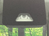【スマートアシスト】走行中に前方の車両等を認識し、衝突しそうな時は警報とブレーキで衝突回避と被害軽減をアシスト。より安全にドライブをお楽しみいただけます。