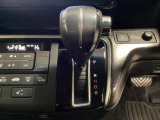 CVT車のセレクトレバーです。低速から高速まで、変速ショックのないスムーズな走りを実現するとともに、エンジン効率のよい領域を維持することで燃費にも貢献します。