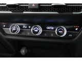 運転席と助手席の温度設定の変更が可能な左右独立タイプのデュアルエアコンです♪♪♪暑がりな人・寒がりな人も誰もが車内を快適にお過ごしいただけます♪♪♪