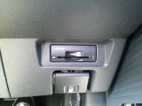 運転席から手の届く位置に ETC2.0付いております。高速道路の料金所もスムーズに通過できますよ♪