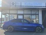 【BMWの伝統-3】BMWのお車は、&ldquo;駆け抜ける歓び&rdquo;を体現しております。走行の安定性とコーナリングの良さを追求し、思い通りにハンドルの操作可能です。