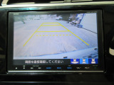 バックカメラの画像です。ガイドラインがスムースな車庫入れをサポートいたします。車庫入れの安心感がアップしますね。