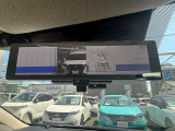 インテリジェントル-ムミラ-付です。切り替えレバーで車両後方の映像をミラーに映し出すので車内の状況や天候に左右されず、とっても見やすいです!