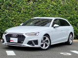 Audiデザインの特徴であるシングルフレームグリルが存在感を主張します。