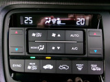 オートエアコンは左右席で独立温度コントロールが可能です。運転席はキンキンに冷やして助手席はマイルドにと言った設定が可能です。暑さ寒さでケンカすることもなくなりますね。
