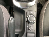 ナビの操作をするための機械が設置。ボタン一つで操作をできるものもあり、運転に集中することが可能です。