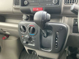 シフトレバーは簡単操作で運転もしやすくなっております!!