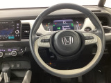 【ハンドル】運転にかかわる様々な操作を安全に行えるように視点移動が少なく操作性に配慮されたスイッチ類が凝縮されたコックピットです。