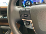 運転中、オーディオの操作をしてて、ハッとしたことはありませんか?ステアリングスイッチは、運転中でもハンドルでオーディオの操作が可能です。安全なドライブをサポートします。