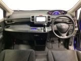 車内は光触媒抗菌消臭施工済です。インパネ周りはスタイリッシュなデザインです。グローブボックスやカップホルダーのほかにトレーなどたくさんの収納スペースが付いています。