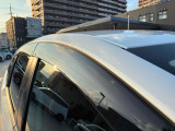 雨天時に窓を少し開けても車内に雨が入りにくく、換気をしやすくするサイドバイザーが装着されております。