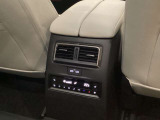 専用操作パネルで後席も思い通りの快適空間に。シートヒーターやType-CのUSBポートを備え、機能性とおもてなしを両立。乗る人すべてがリラックスできるプレミアムな室内空間を叶えます。