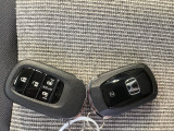 ポケットやバッグに入れたままドアの施錠・解錠ができ、エンジンもボタンひとつで始動できます。荷物が多い時でもスムーズです。